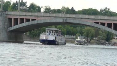 Prague, Çek Cumhuriyeti - 7 Mayıs 2018: görünüm Vltava Nehri. Vltava Nehri Köprüsü. Gemi yelken Vltava Nehri tarafından.