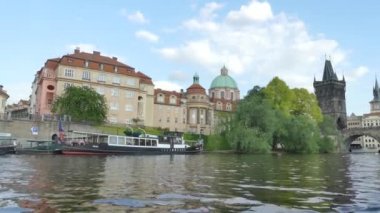 Prague, Çek Cumhuriyeti - 7 Mayıs 2018: görünüm Vltava Nehri. Vltava Nehri Köprüsü. Gemi yelken Vltava Nehri tarafından.