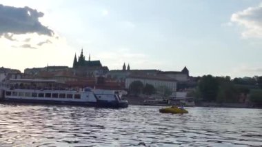 Prague, Çek Cumhuriyeti - 7 Mayıs 2018: görünüm Vltava Nehri. Vltava Nehri Köprüsü. Gemi yelken Vltava Nehri tarafından.