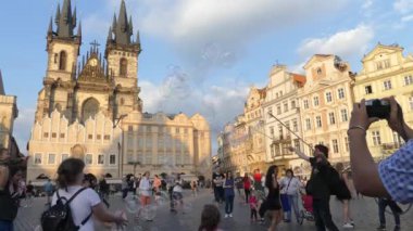 Prague, Çek Cumhuriyeti - 7 Mayıs 2018: sabun kabarcıkları Prag Eski Şehir Meydanı uçan turist. 
