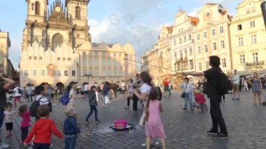 Prague, Çek Cumhuriyeti - 7 Mayıs 2018: sabun kabarcıkları Prag Eski Şehir Meydanı uçan turist. 