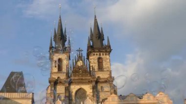 Prague, Çek Cumhuriyeti - 7 Mayıs 2018: Sabun kabarcık sıcak güneşli bir günde Prag havada yüzen. Eski Şehir Meydanı