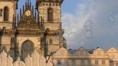 Prague, Çek Cumhuriyeti - 7 Mayıs 2018: Sabun kabarcık sıcak güneşli bir günde Prag havada yüzen. Eski Şehir Meydanı