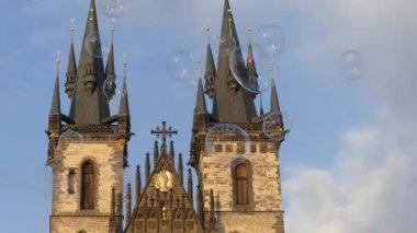 Prague, Çek Cumhuriyeti - 7 Mayıs 2018: Sabun kabarcık sıcak güneşli bir günde Prag havada yüzen. Eski Şehir Meydanı