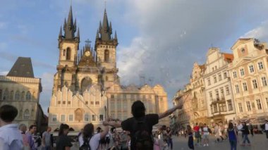 Prague, Çek Cumhuriyeti - 7 Mayıs 2018: sabun kabarcıkları Prag Eski Şehir Meydanı uçan turist. 