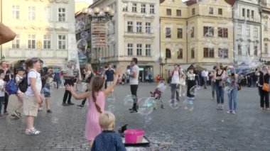 Prague, Çek Cumhuriyeti - 7 Mayıs 2018: sabun kabarcıkları Prag Eski Şehir Meydanı uçan turist. 
