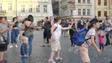 Prague, Çek Cumhuriyeti - 7 Mayıs 2018: sabun kabarcıkları Prag Eski Şehir Meydanı uçan turist. 