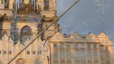 Prague, Çek Cumhuriyeti - 7 Mayıs 2018: Sabun kabarcık sıcak güneşli bir günde Prag havada yüzen. Eski Şehir Meydanı