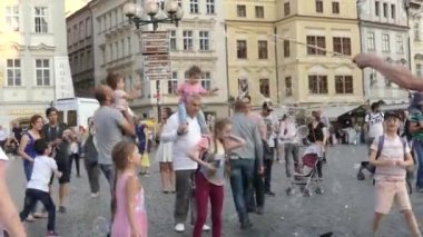 Prague, Çek Cumhuriyeti - 7 Mayıs 2018: sabun kabarcıkları Prag Eski Şehir Meydanı uçan turist. 