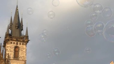 Prague, Çek Cumhuriyeti - 7 Mayıs 2018: Sabun kabarcık sıcak güneşli bir günde Prag havada yüzen. Eski Şehir Meydanı