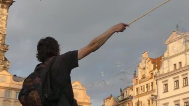 Prague, Çek Cumhuriyeti - 7 Mayıs 2018: sabun kabarcıkları Prag Eski Şehir Meydanı uçan turist. 