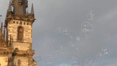 Prague, Çek Cumhuriyeti - 7 Mayıs 2018: Sabun kabarcık sıcak güneşli bir günde Prag havada yüzen. Eski Şehir Meydanı