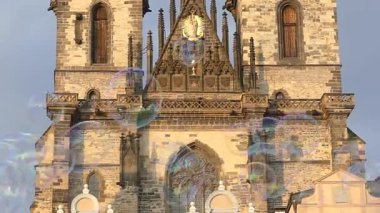 Prague, Çek Cumhuriyeti - 7 Mayıs 2018: Sabun kabarcık sıcak güneşli bir günde Prag havada yüzen. Eski Şehir Meydanı
