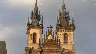 Prague, Çek Cumhuriyeti - 7 Mayıs 2018: Sabun kabarcık sıcak güneşli bir günde Prag havada yüzen. Eski Şehir Meydanı