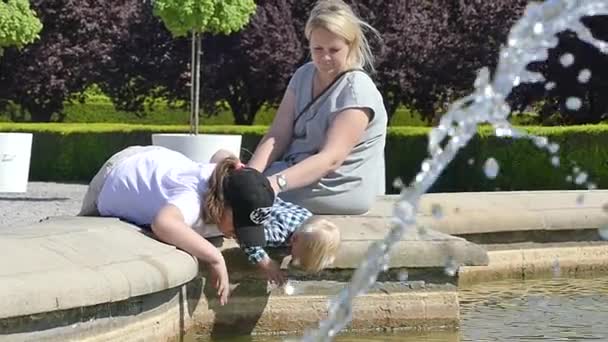 Prag Tschechische Republik Mai 2018 Kinder Spielen Mit Wasser Der — Stockvideo