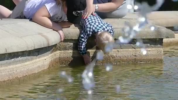 Prague Tsjechië Mei 2018 Kinderen Spelen Met Water Buurt Van — Stockvideo