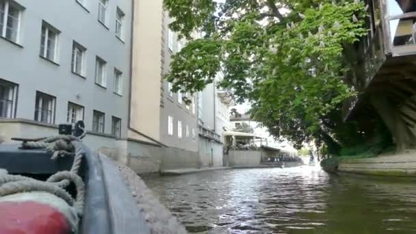 Prague Tsjechië Mei 2018 Een Motorboot Zeilen Langs Rivier Moldau — Stockvideo