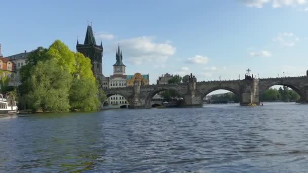 Prague Tsjechië Mei 2018 Charles Bridge Rivier Moldau Kijk Moldau — Stockvideo