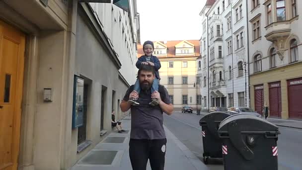 Prag Tschechische Republik Mai 2018 Ein Kind Sitzt Seinem Vater — Stockvideo