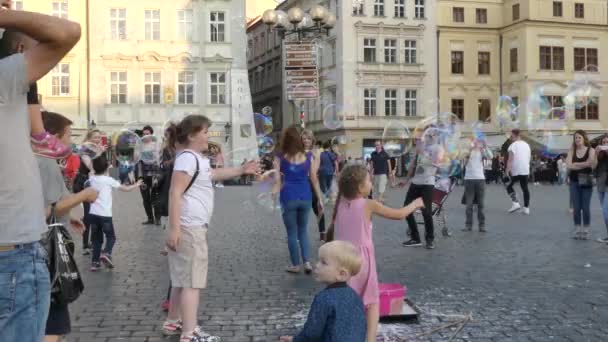 Praga Republika Czeska Maja 2018 Turyści Latające Bańki Mydlane Rynku — Wideo stockowe