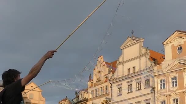 Praga Republika Czeska Maja 2018 Turyści Latające Bańki Mydlane Rynku — Wideo stockowe