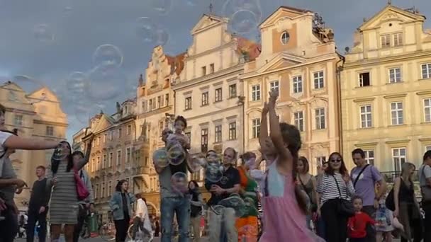 Прага Чехия Мая 2018 Года Туристы Летают Мыльными Пузырями Староместской — стоковое видео