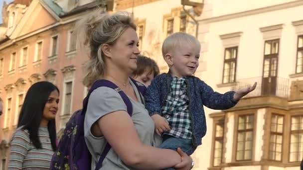 Prag Tschechische Republik Mai 2018 Touristen Fliegenden Seifenblasen Auf Dem — Stockvideo