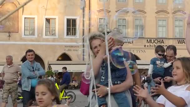 Praga República Checa Mayo 2018 Turistas Burbujas Jabón Volador Plaza — Vídeo de stock