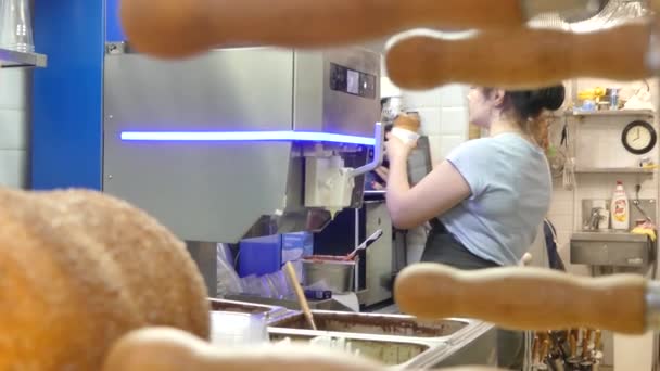 Prague République Tchèque Mai 2018 Boulangerie Intérieur Personnes Touristes Acheter — Video
