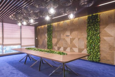 İç modern bir ofis. Mobilya şirket ofisinde. Canlı bitkiler büyük toplantı tablo. Müzakere Oda duvarında canlı bitkiler.