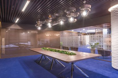 İç modern bir ofis. Mobilya şirket ofisinde. Canlı bitkiler büyük toplantı tablo. Müzakere Oda duvarında canlı bitkiler.