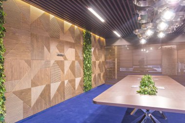 İç modern bir ofis. Mobilya şirket ofisinde. Canlı bitkiler büyük toplantı tablo. Müzakere Oda duvarında canlı bitkiler.