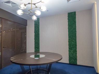 İç modern bir ofis. Mobilya şirket ofisinde. Büyük toplantı tablo. Müzakere Oda duvarında canlı bitkiler.