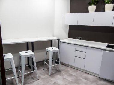  Mutfak iç modern bir ofiste. Mobilya şirket ofisi mutfakta. İç modern bir ofis. Şirket ofis mobilya.