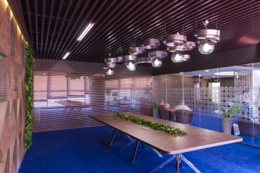 İç modern bir ofis. Mobilya şirket ofisinde. Canlı bitkiler büyük toplantı tablo. Müzakere Oda duvarında canlı bitkiler.