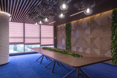 İç modern bir ofis. Mobilya şirket ofisinde. Canlı bitkiler büyük toplantı tablo. Müzakere Oda duvarında canlı bitkiler.