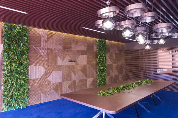 İç modern bir ofis. Mobilya şirket ofisinde. Canlı bitkiler büyük toplantı tablo. Müzakere Oda duvarında canlı bitkiler.