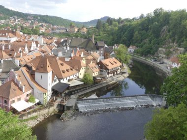 Cesky Krumlov, Çek Cumhuriyeti - 9 Mayıs 2018: şehrin sokaklarında bir bakış. Bir görünümü şehrin tarihi binaların.