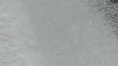 Cesky Krumlov, Çek Cumhuriyeti - 9 Mayıs 2018: şelale. Su ivinti üstesinden gelir. Yakın çekim.