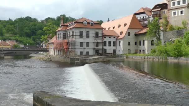 Cesky Krumlov República Checa Mayo 2018 Cascada Agua Supera Los — Vídeo de stock