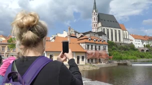 Český Krumlov, Česká republika - 9. května 2018: Turisté fotografovat do města.