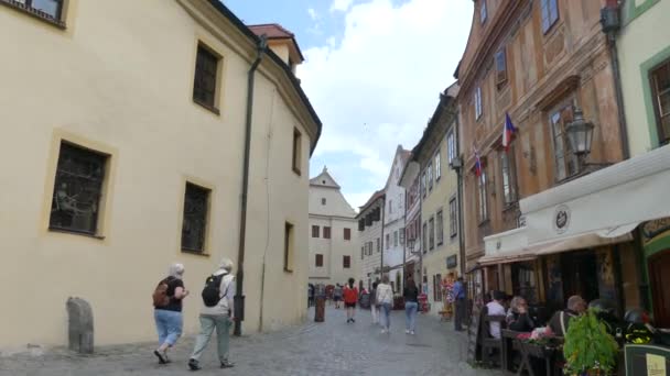 Cesky Krumlov República Checa Mayo 2018 Turistas Con Equipaje Caminando — Vídeos de Stock