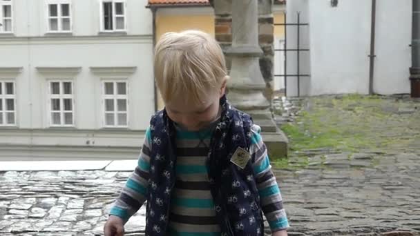 Cesky Krumlov Tjeckien Maj 2018 Spelar Pojke Två Regnet Pojke — Stockvideo