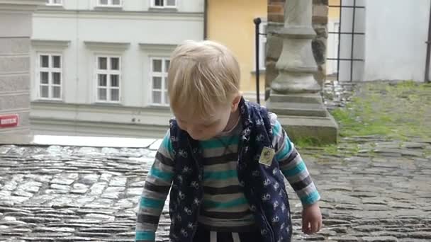 Cesky Krumlov Tsjechië Mei 2018 Een Jongen Van Twee Jaar — Stockvideo