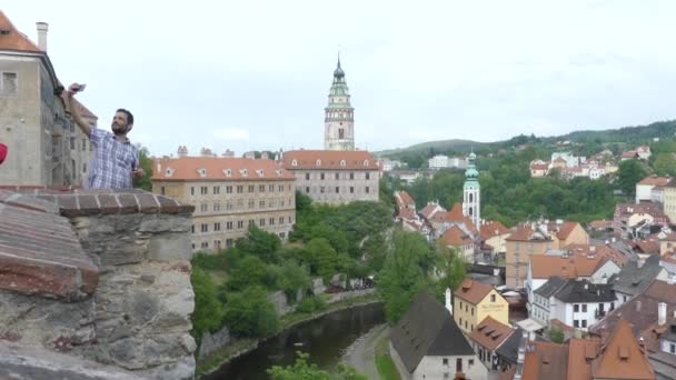 Cesky Krumlov Tjeckien Maj 2018 Turister Fotografera Sevärdheterna Staden — Stockvideo