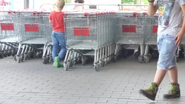 Ceske Budejovice República Checa Maio 2018 Compradores Pegam Carrinho Compras — Vídeo de Stock