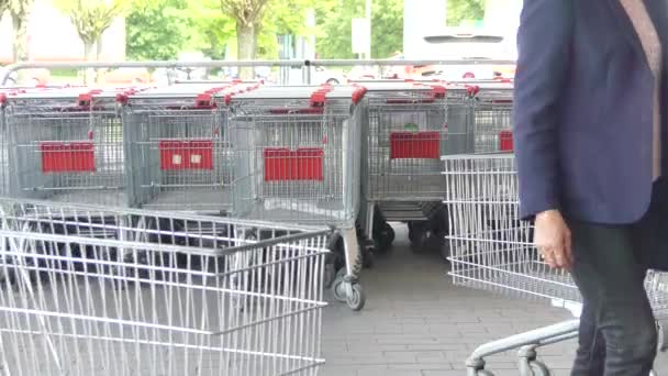 České Budějovice Tjeckien Maj 2018 Köpare Shopping Vagn Kundvagnar Nära — Stockvideo