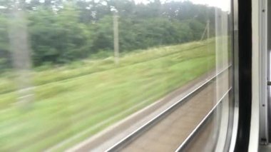 Bir yolcu treni penceresinden görüntüleyin. Bir demiryolu parça bir trenin penceresinden bir yağmur sırasında görüntülemek.