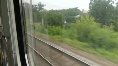 Bir yolcu treni penceresinden görüntüleyin. Bir demiryolu parça bir trenin penceresinden bir yağmur sırasında görüntülemek.