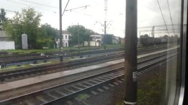 Bir yolcu treni penceresinden görüntüleyin. Bir demiryolu parça bir trenin penceresinden bir yağmur sırasında görüntülemek.